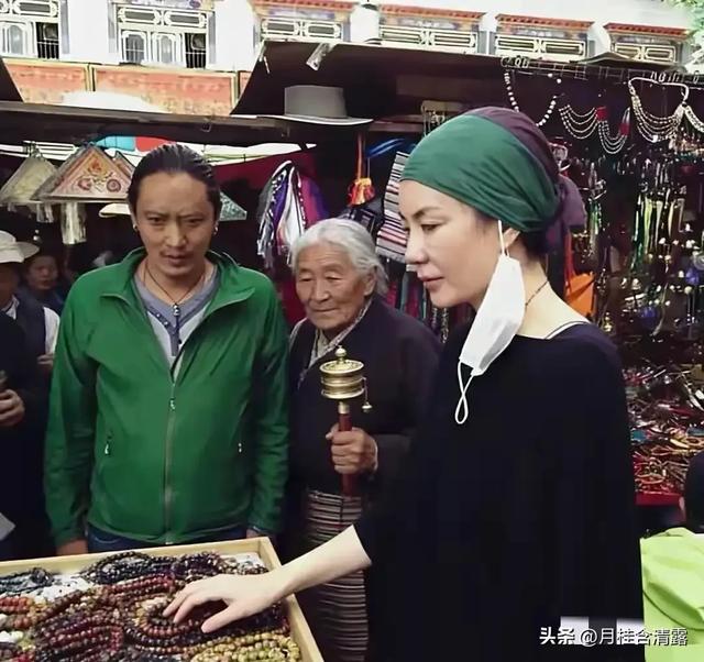 王菲西藏祈福,头戴绿头巾,素颜下眼袋好明显,岁月不饶人啊