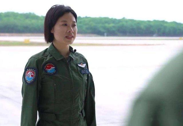 阅兵女机长身份曝光！私生活被扒牺牲太大，老公身份也不简单