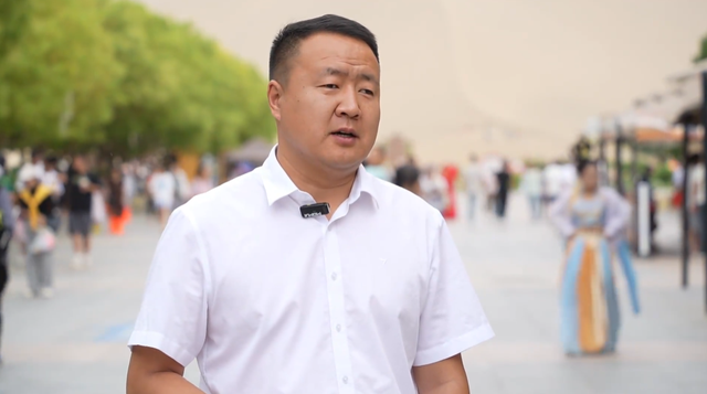 敦煌：傲娇小萌驼 “花式”载游客