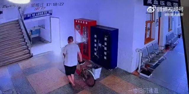 人民日报发声！男子扶老人被讹，花十几天自证，家属态度耐人寻味
