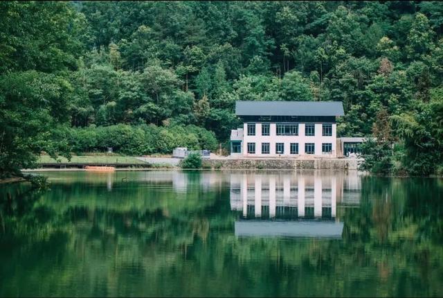 推窗见山，住进风景里，六家秋日必睡美宿