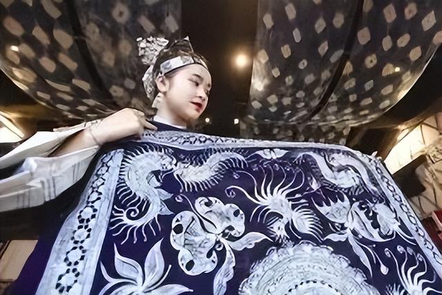 进山疗愈爆火，年轻人为何在寺庙制香、苗寨染布里找寻自我？