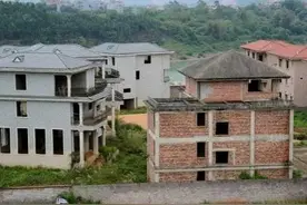 俗语"大房压小房，两眼泪汪汪"，啥意思？农村盖房有啥讲究？图片