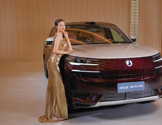 高圆圆太丰满了，穿紧身裙都兜不住好身材	，我感慨赵又廷真会选人