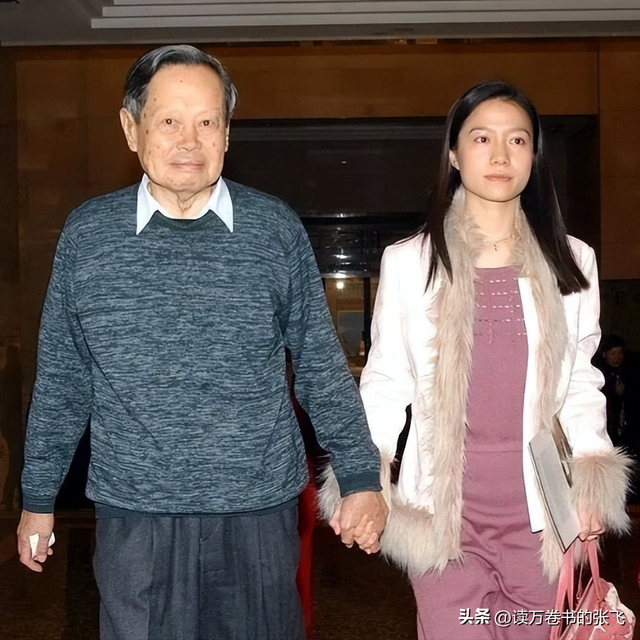 杨振宁走后1个月, 翁帆搬离别墅, 带走34箱东西, 那是她全部的财产