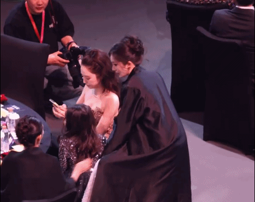 杨幂三次活动碰到魏大勋，每次都偷瞄男方，她为何会显得意难平？