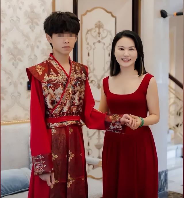 潮汕富豪15岁儿子成人礼:1箱金条 金链加身引发吃瓜群众围观