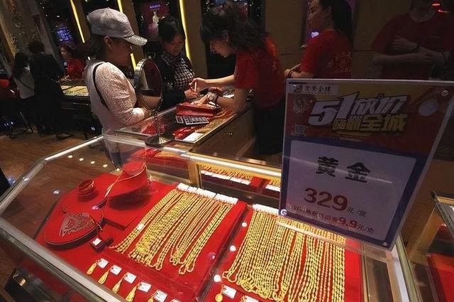 别盲目买黄金！央行购金放缓，企业却要疯买，普通人咋跟风能稳赚