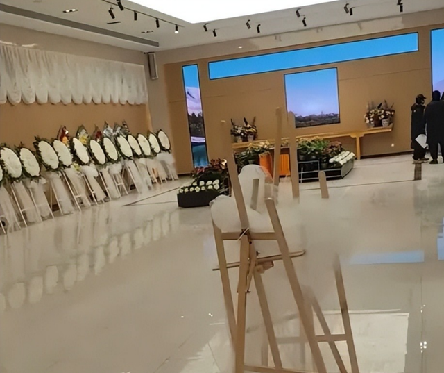 再见！何晴！许亚军疑现身告别现场，憔悴白发认不出，儿子两眼红