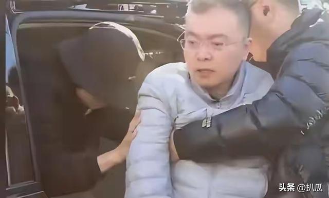 蔡磊传出好消息！终于能下楼溜达，见到儿子笑了，爷俩靠镜子交流