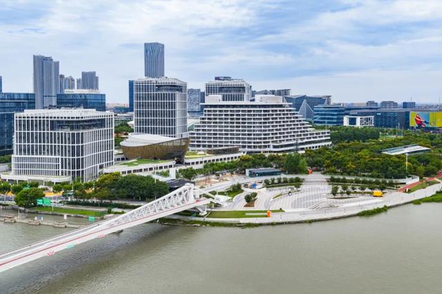 上海新地标来了！除了LV大船，黄浦江边又添两座超惊艳“巨轮”