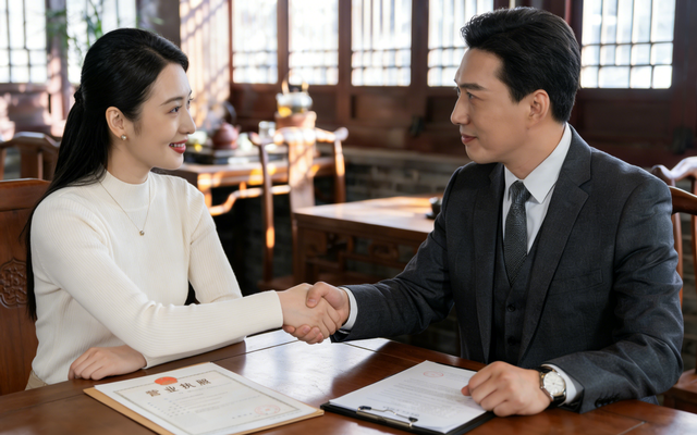 我年终奖2万6，同事32万，我没吵，年末续签，我递书，董事长无言