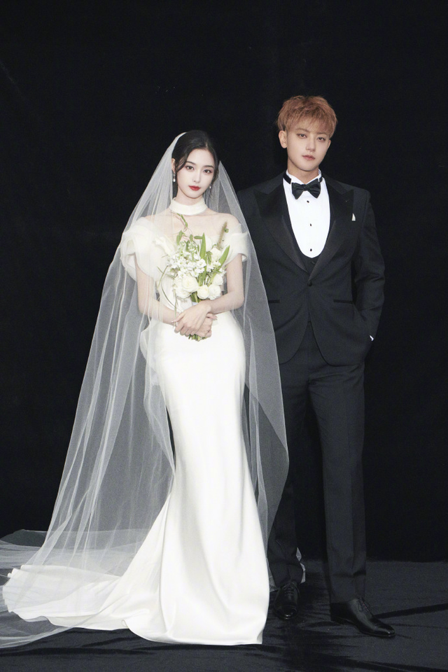 黄子韬徐艺洋晒婚纱照，回应“黄牛卖婚礼名额”：没有任何可售卖的票务，只是简单的亲友聚会