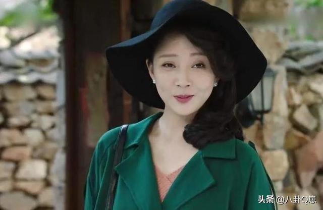 她是演员中的富婆，豪车多的开不过来，如今45岁却像年龄少女