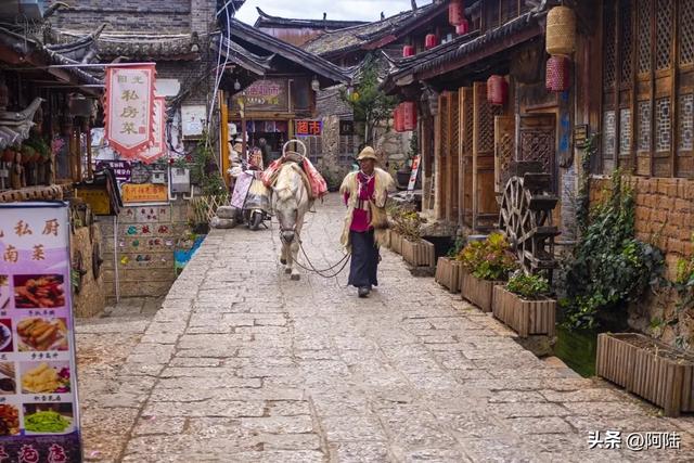 摩旅打卡束河古镇，一不小心进去遛了趟车，石板路况着实感人