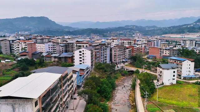乡间行记:驱车穿行插腊村到岳溪镇,在弯弯山路中找回遗忘的时光
