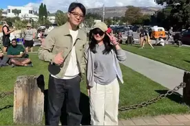 40岁黄轩在新西兰，和女友去喝咖啡，打扮好帅气，没有中年油腻感图片