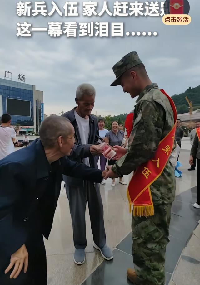 新兵临别跪父母，这场面无不让人泪奔，看懂“中国式成长”。