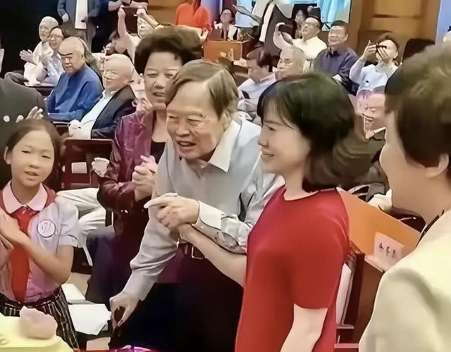 这该死的姻缘 | 103岁杨振宁为49岁翁帆庆祝生日
