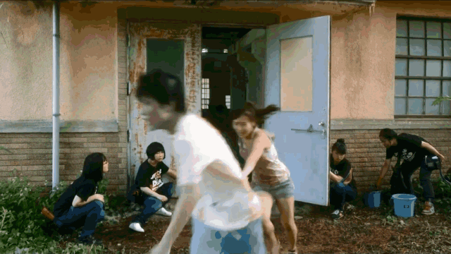 15万成本，演员边拉屎边化妆，导演全家当人肉摇臂，炸出票房传奇