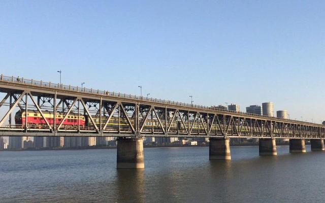4名游客卷入钱塘江！迅速被冲散，记者曝全过程，没一个值得同情