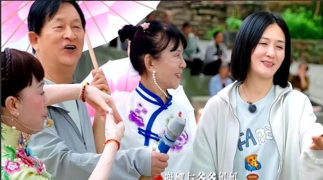 谢娜夫妇带三女儿外出，有谁注意跳跳俏俏的保姆？刷新了我的认知