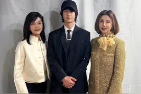 67岁名媛谢玲玲首次追星！两姐妹与顶流王一博合影，秒变娇羞少女图片