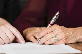 独生子女家庭一定要立遗嘱！而且一定要“加一句话”！猜猜是啥？图片