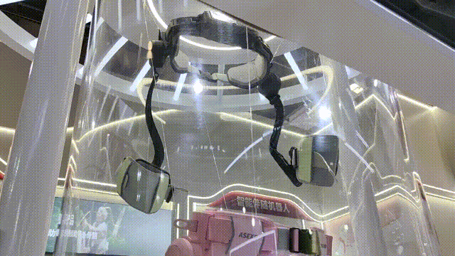WRC现场｜排队体验人挤爆的展台，展出了什么"神仙"装备？