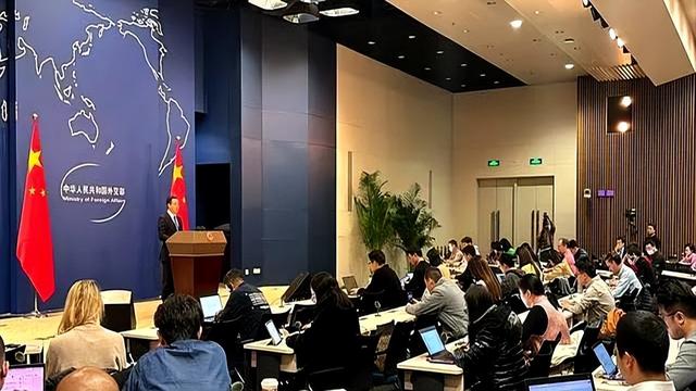 美国靠关税收割全球！结果没得意两天！傻眼了！