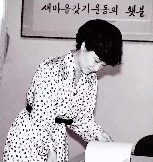 73岁朴槿惠晚年生活：没有丈夫和儿女住别墅，蓝颜柳荣夏寸步不离