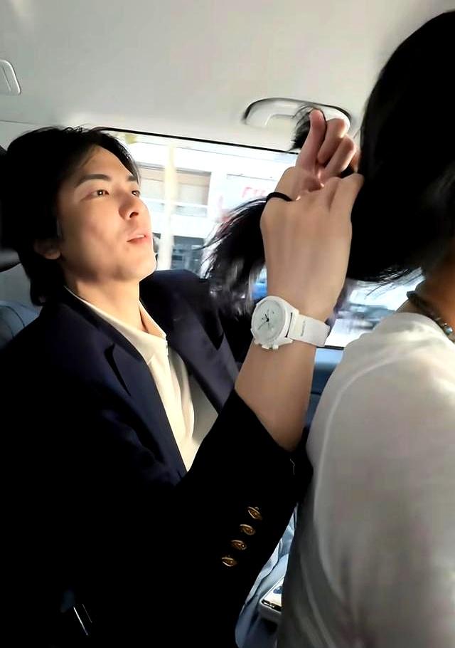 萧敬腾带老婆参加聚会，穿情侣装显恩爱，52岁林有慧被宠成小女生