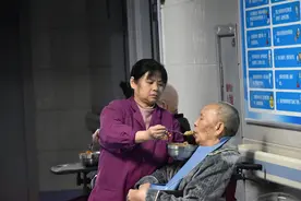 湖南无陪护病房有陪有护：医院加人，为家属减负图片