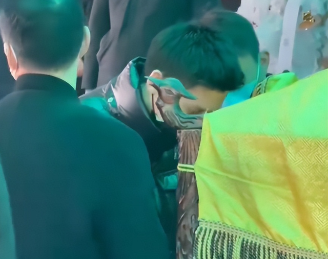 何晴葬礼举行！儿子手捧骨灰，遗像曝光惹泪目，廖京生现身送别