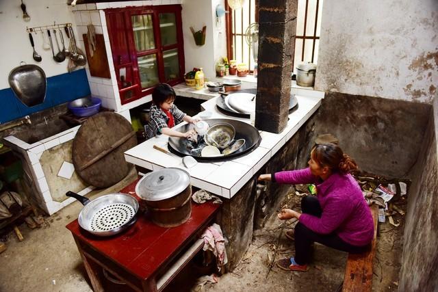 96年洪水冲垮了村子，我和女老师被困在山洞里，度过了三天三夜