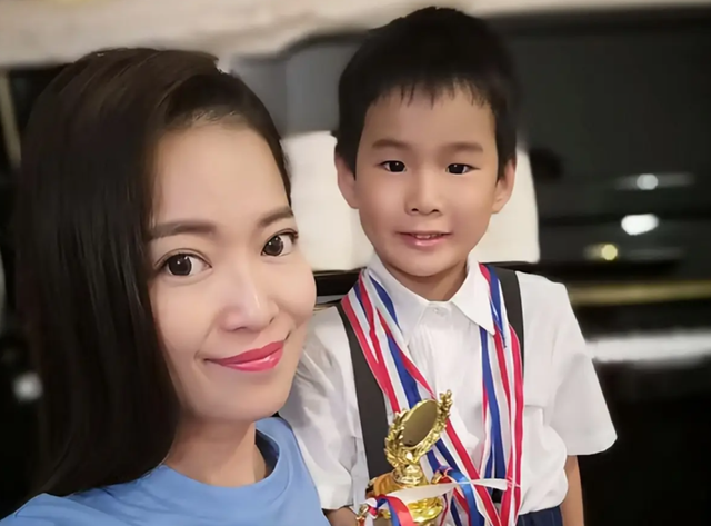 她曾是上海台主持人，如今在仓库打包卖水果，单身带儿子独自生活