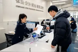 不能化浓妆、戴美瞳项链耳饰！呼和浩特换领身份证高峰，警方提醒→图片