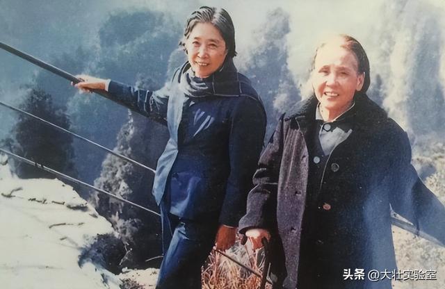 王光美有多美？1940年王光美在大学留影，19岁气质出众