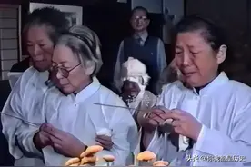 1990年，孙立人的葬礼上，两任妻子的一张留影，老泪纵横！图片