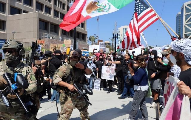 惨烈！平民被枪杀！特朗普却嫌不够狠！美国为何堕入深渊惊愕世人