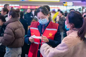【风雪中叫响我是雷锋】北站候车室内，那一抹温暖的志愿红图片