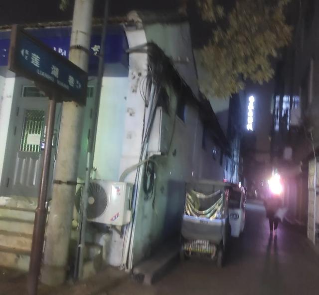 《2025年12月5日傍晚游西安红色回坊之地“莲湖公园”即景留影》