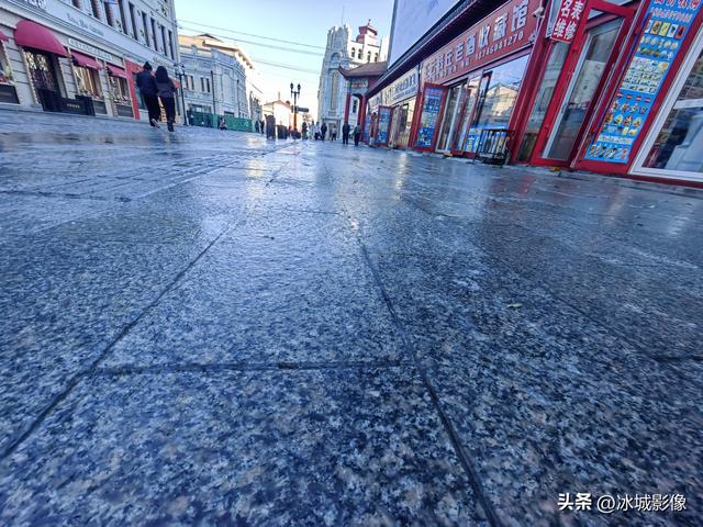 巴洛克街区的路面咋变成了冰场？