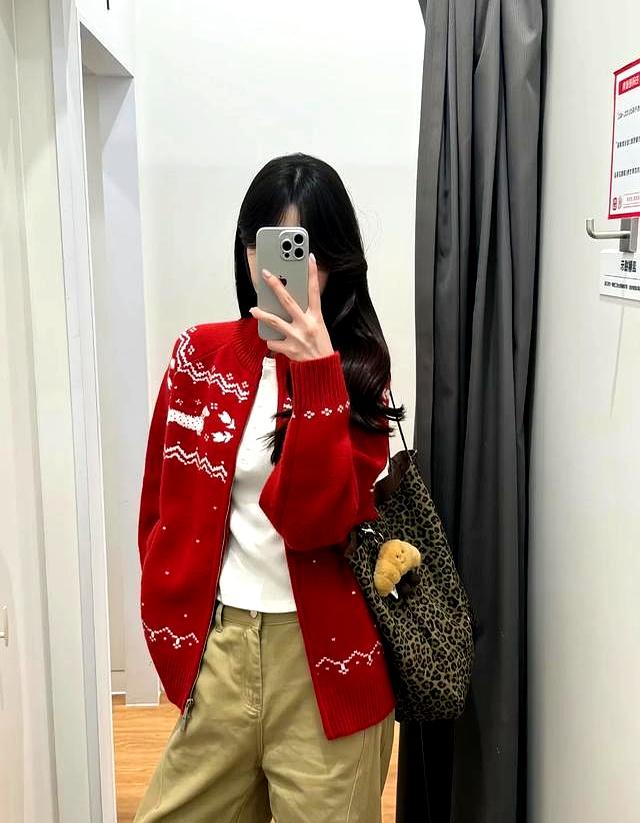 优衣库这件红色费尔岛毛衣也太好看了吧，圣诞氛围满满！