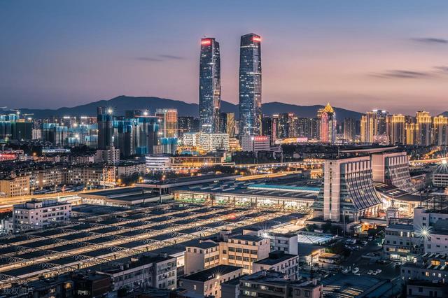 西南地区唯一的特大城市，GDP破8000亿，享有“春城”的美誉