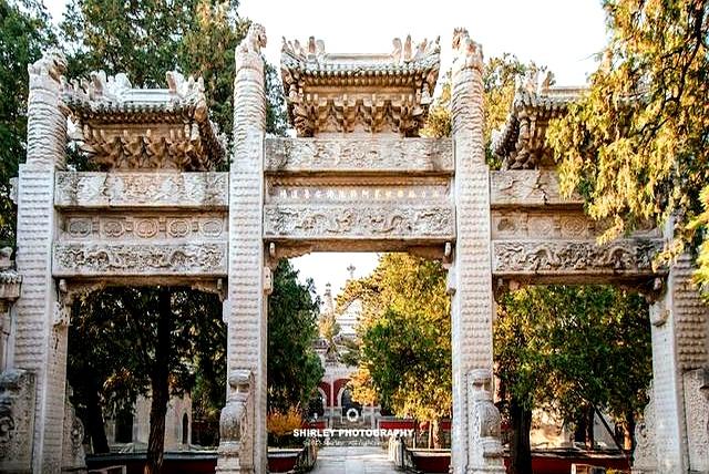 北京罕见三朝皇家寺院，公认风水宝地	，难怪魏忠贤与乾隆一起看上