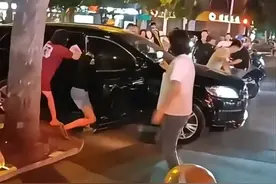 河北女子当街围堵丈夫和小三，女子崩溃：从19岁就跟你，10年了图片