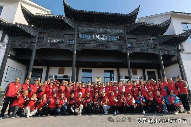 最美水杉林里志愿红