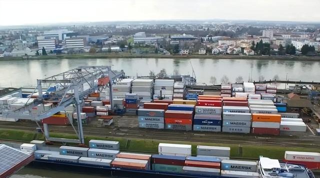 历史开了个玩笑，先倒下的不是乌克兰，而是百年中立的瑞士？