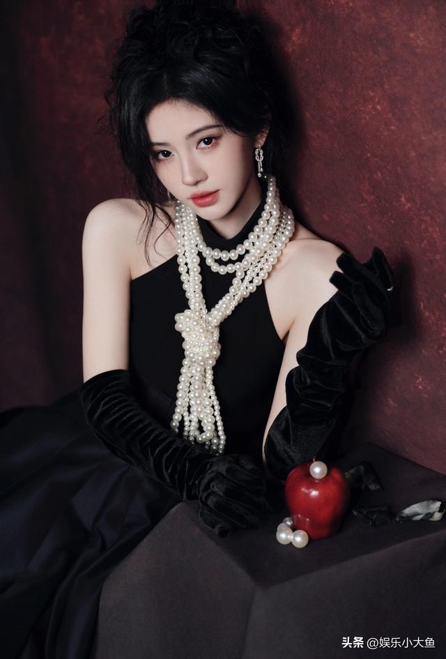 鞠婧祎出席星光大赏活动，黑色露肩长裙配珍珠项链，腰肢纤细好美